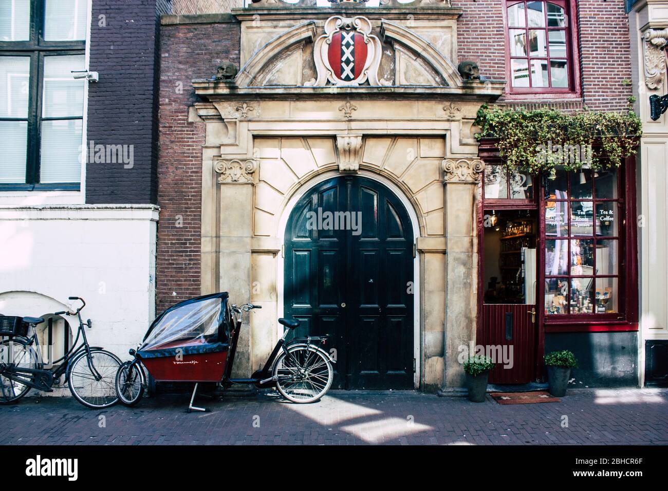 Amsterdam Niederlande April 10, 2019 Blick auf ein Geschäft in der Nieuwe Hoogstraat Straße in Amsterdam am Abend Stockfoto