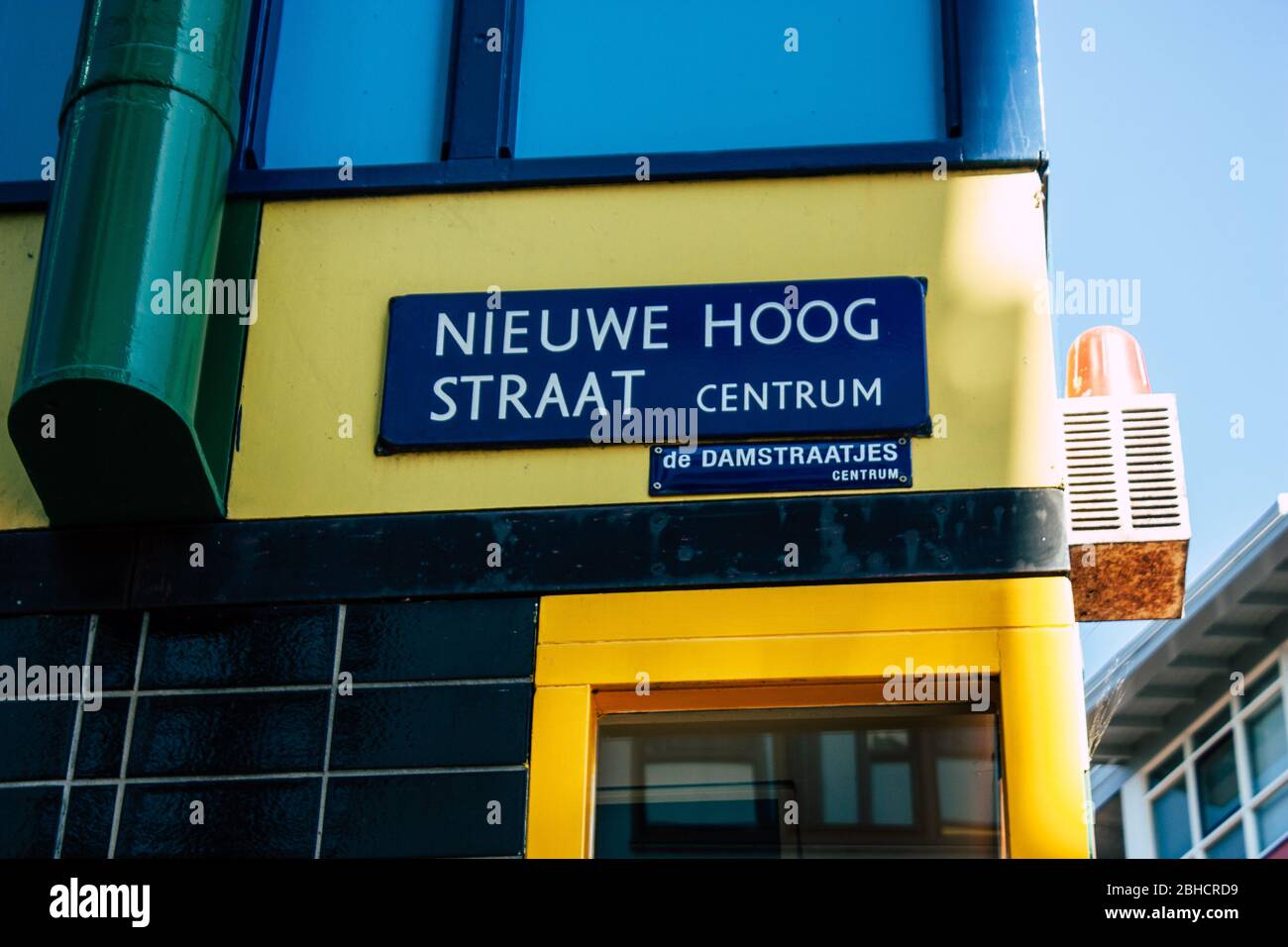 Amsterdam Niederlande April 10, 2019 Blick auf ein Geschäft in der Nieuwe Hoogstraat Straße in Amsterdam am Abend Stockfoto