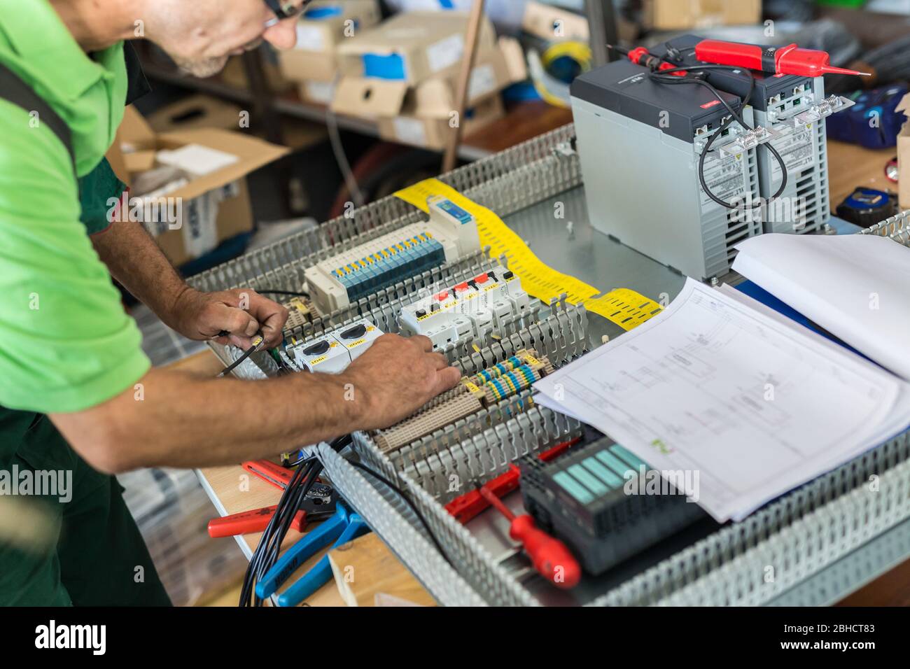 Elektriker Montage von industriellen Schaltschrank in der Werkstatt Stockfoto