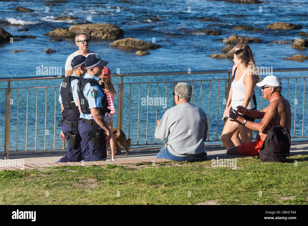 Sydney, Australien. Samstag 25. April 2020. Der Bronte Beach in Sydneys östlichen Vororten ist wegen der COVIC-19-Pandemie geschlossen. Die Polizei bewegt sich auf die Einheimischen sitzen, was nicht erlaubt ist. Credit Paul Lovelace/Alamy Live News Stockfoto