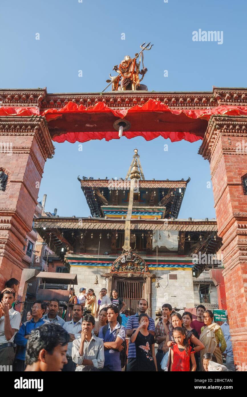 KATHMANDU, NEPAL - 29. SEPTEMBER 2012: Die nepalesischen Einheimischen auf dem Durbar-Platz warten auf den Beginn der Feier des Indra-Jatra-Festivals in Stockfoto