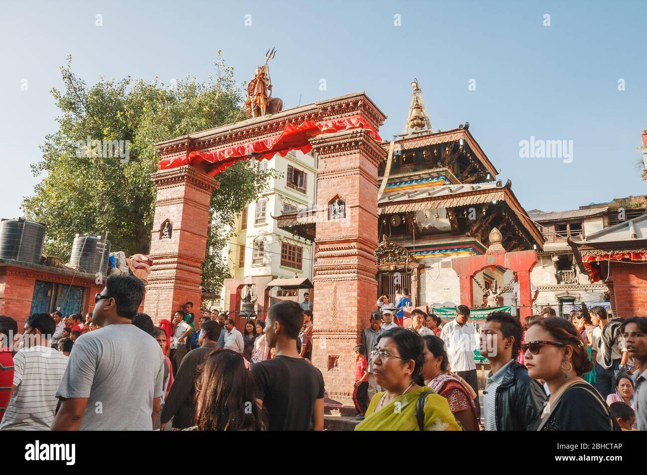 KATHMANDU, NEPAL - 29. SEPTEMBER 2012: Die Menge der Einheimischen auf dem Durbar Square wartet auf den Beginn der Feier des Indra Jatra Festivals in Kath Stockfoto