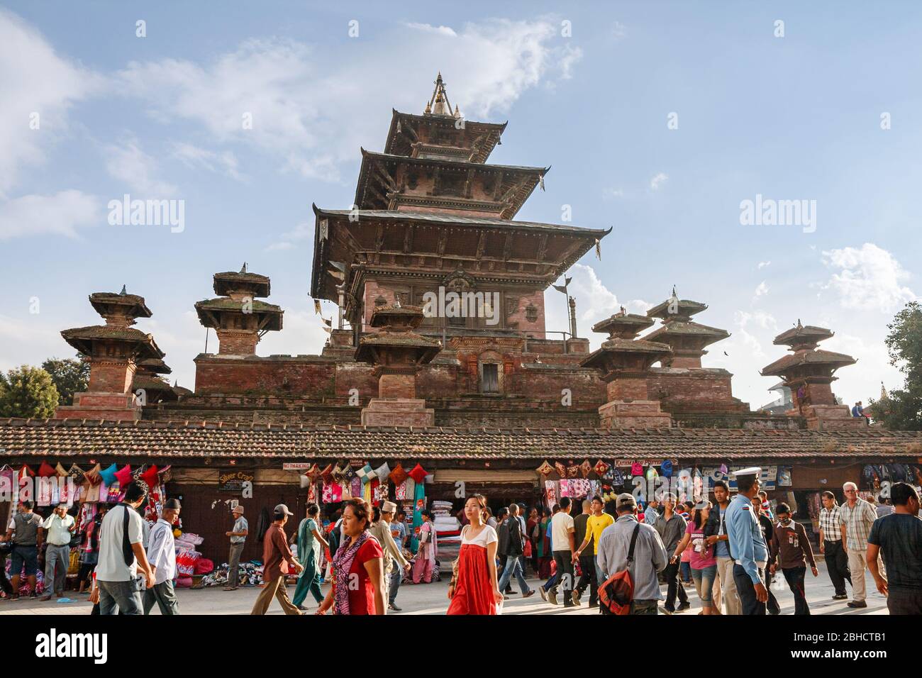 KATHMANDU, NEPAL - 29. SEPTEMBER 2012: Markt und Menschenmenge von Einheimischen und Touristen an den Mauern des alten Taleju Tempels auf dem Durbar Platz in Kathman Stockfoto