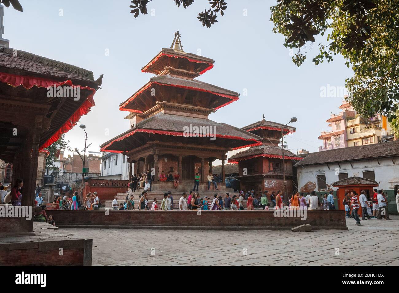 KATHMANDU, NEPAL - 29. SEPTEMBER 2012: Nepalesische Einheimische und Touristen besuchen den Durbar Platz in Kathmandu Stockfoto