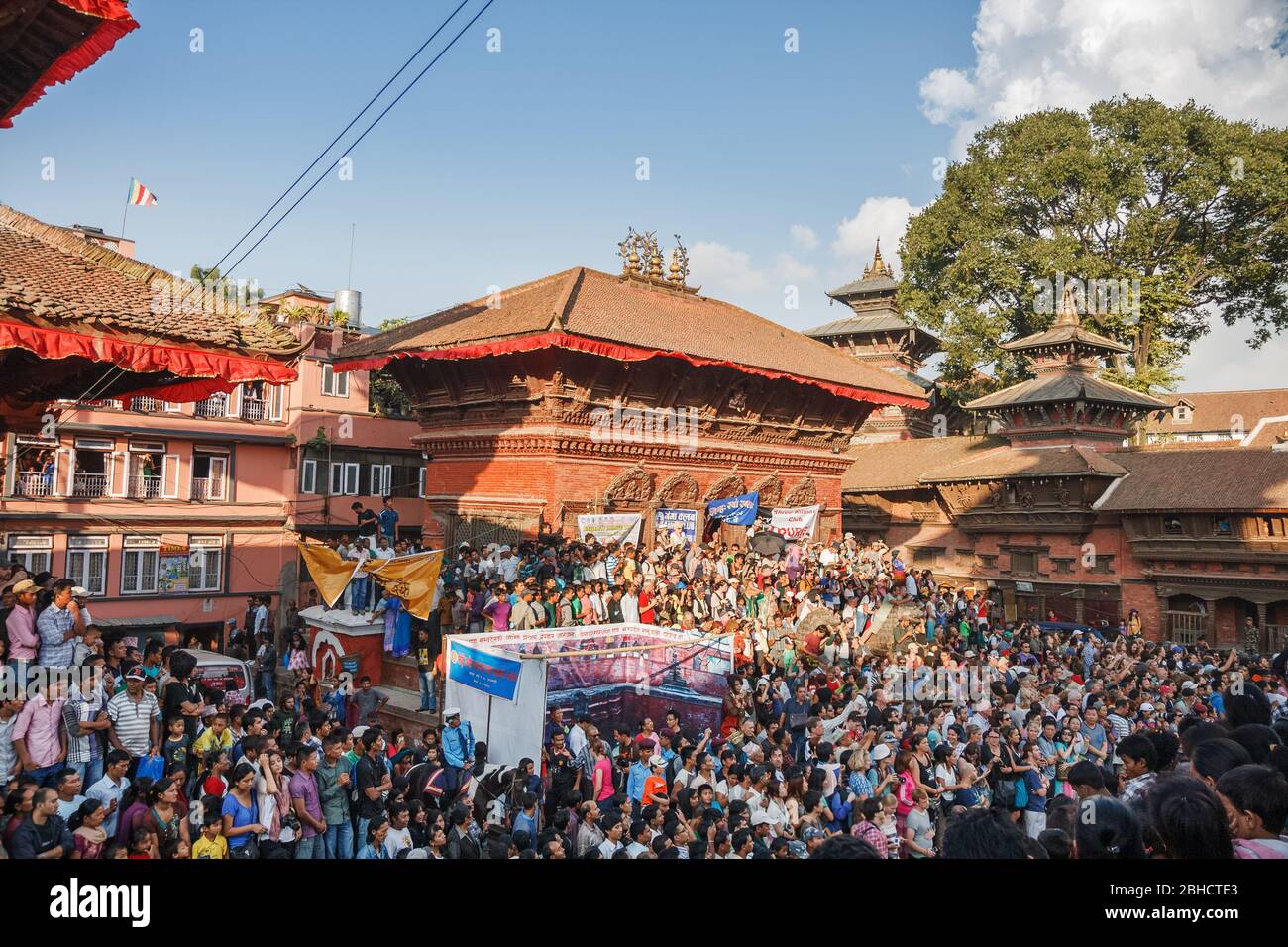 KATHMANDU, NEPAL - 29. SEPTEMBER 2012: Menschenmenge versammelt sich auf dem Durbar Square, um die Feier des Indra Jatra Festivals in Kathmandu, Nepa, zu sehen Stockfoto