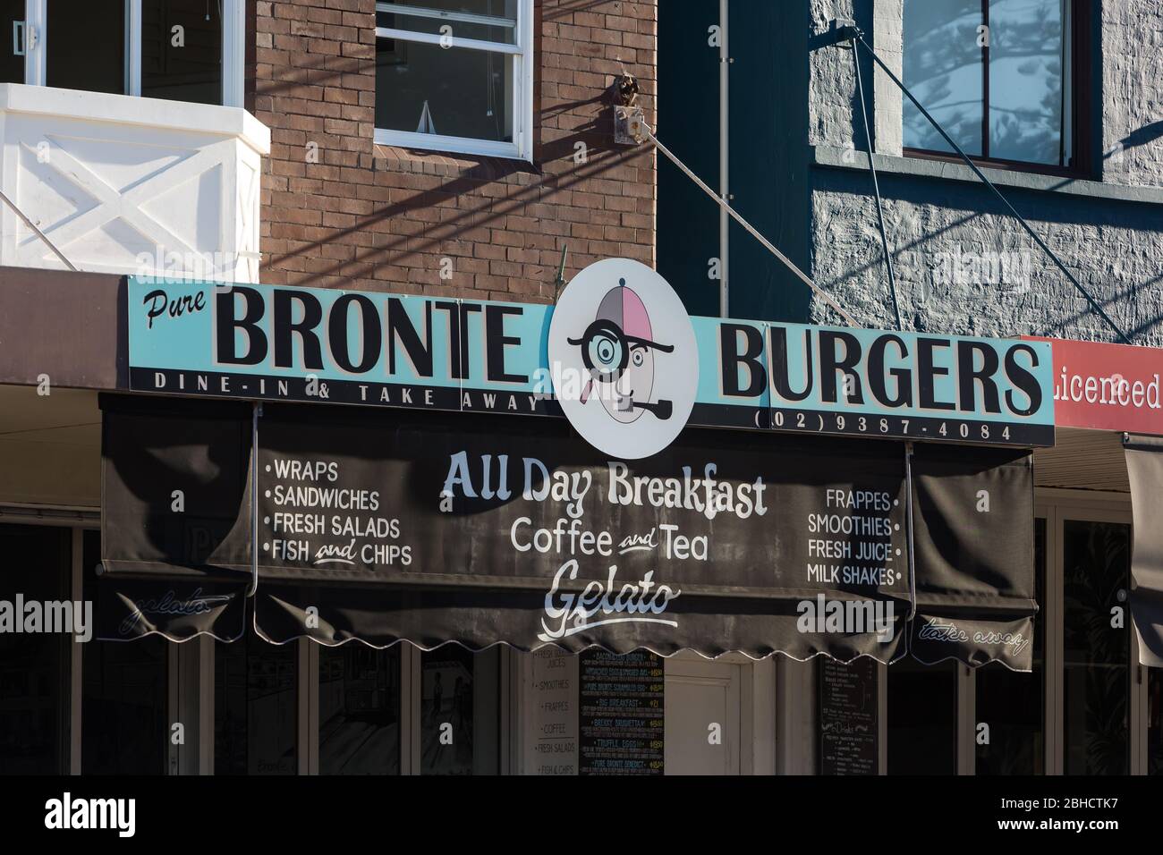 Sydney, Australien. Samstag 25. April 2020. Cafe´s und Restaurants am Bronte Beach in Sydneys östlichen Vororten. Credit Paul Lovelace/Alamy Live News Stockfoto