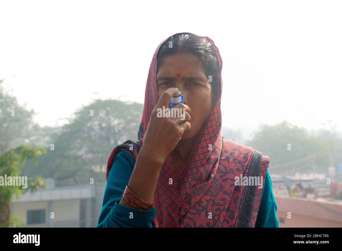 Ländliche Frau mit Inhalator Stockfoto