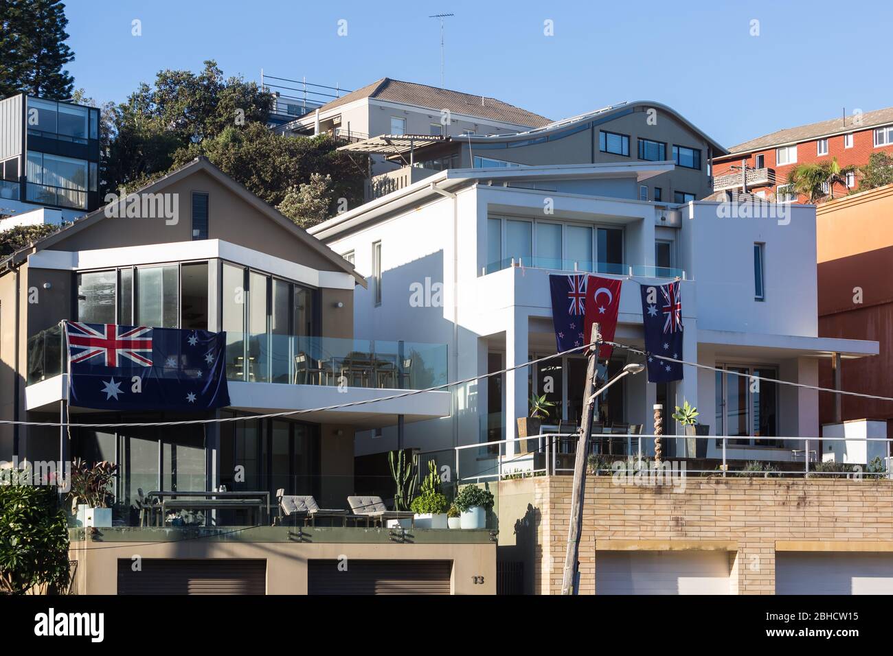 Tamarama Beach, Sydney, Australien. Staurday 25. April 2020. Die Einheimischen am Strand von Tamarama feiern den Anzac-Tag zu Hause mit der australischen Nationalflagge. Anzac Day Services wurden wegen COVID-19 Pandemie gestrichen. Credit Paul Lovelace/Alamy Live News Stockfoto