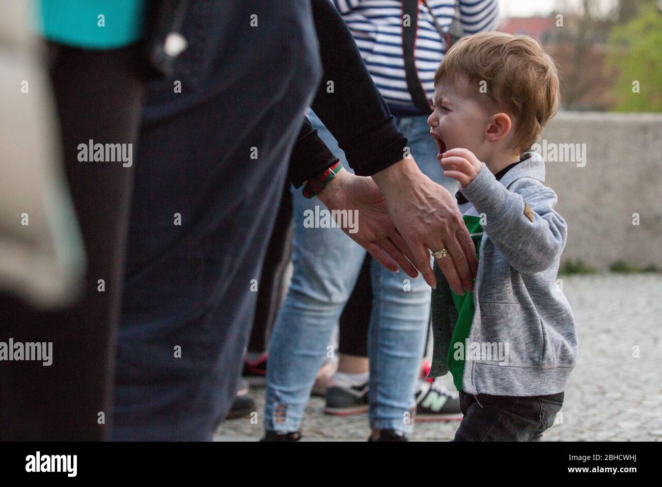 Zgorzelec, Polen. April 2020. Ein Kind schreit, dass sein Vater während der Demonstration bleibt.Hunderte polnisch-deutsche Grenzbewohner protestieren gegen Virenschutzmaßnahmen, da sie ihnen täglich den Weg zur Arbeit versperren. Als Reaktion auf die COVID-19-Pandemie verlangen beide Länder, dass sich die Eintretenden einer 14-tägigen Quarantäneperiode unterziehen, obwohl Deutschland eine Ausnahme für Grenzgänger macht, Polen nicht. Quelle: SOPA Images Limited/Alamy Live News Stockfoto