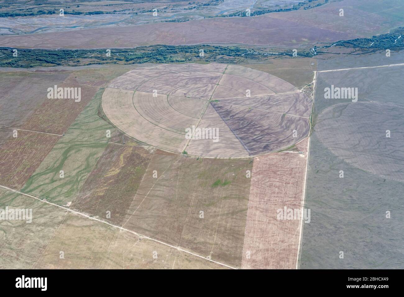 Antenne, von einem Segelflugzeug, von Bewässerungsregner auf runden Feldern in kargen Land, in hellen Frühlingslicht in der Nähe von Pukaki, Canterbury, South Island, Ne Stockfoto
