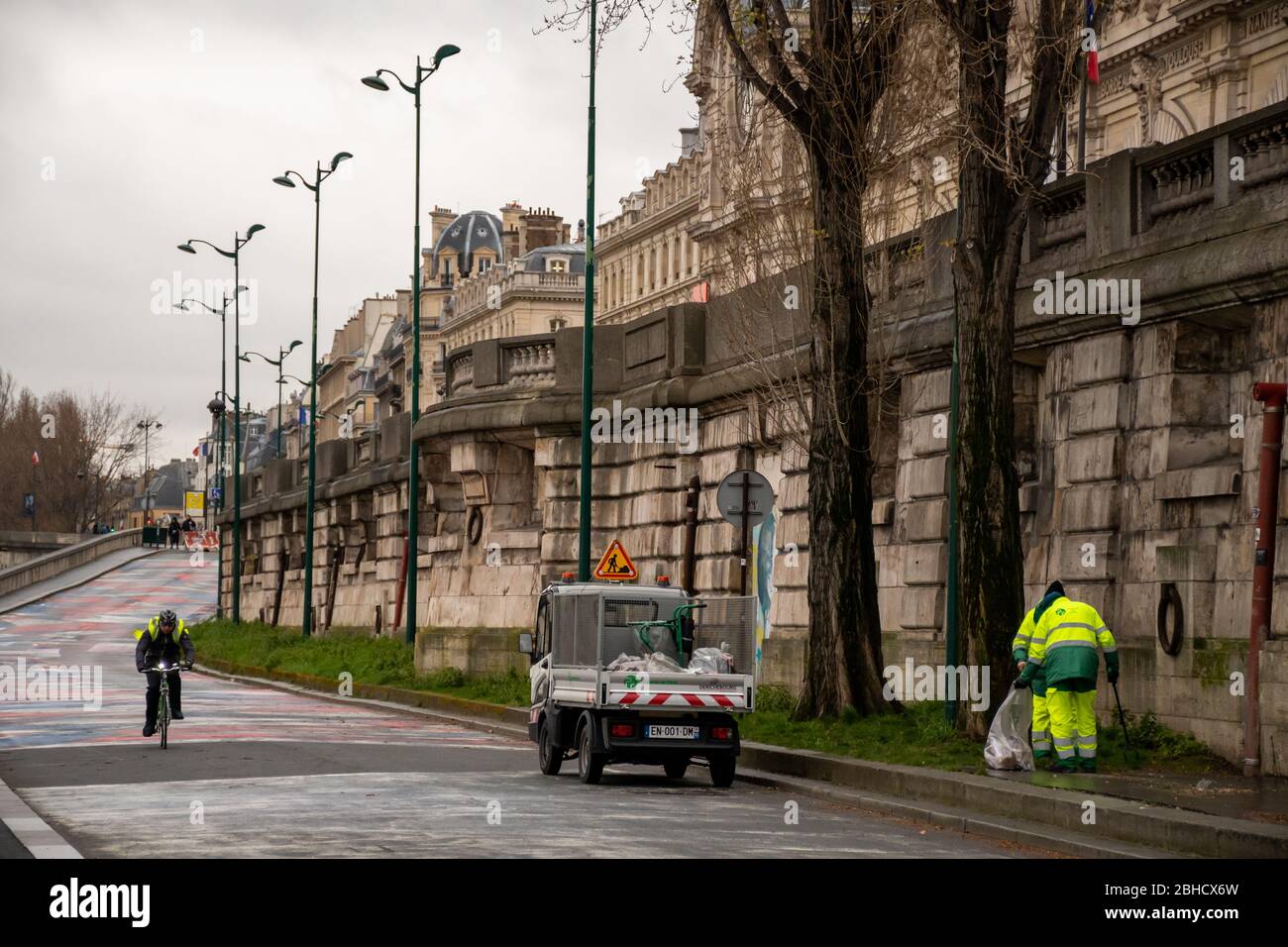 Ein Radfahrer und ein Wurfsammler an der seine in Paris, Frankreich Stockfoto