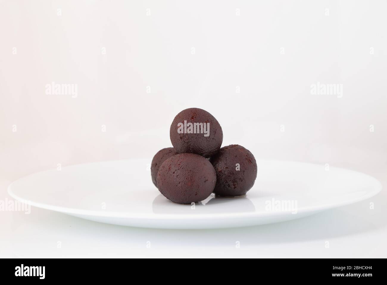 Nahaufnahme des indischen Dessert Gulab Jamun oder Kala Jamun. Dies ist das berühmte süße Gericht Indiens. Stockfoto