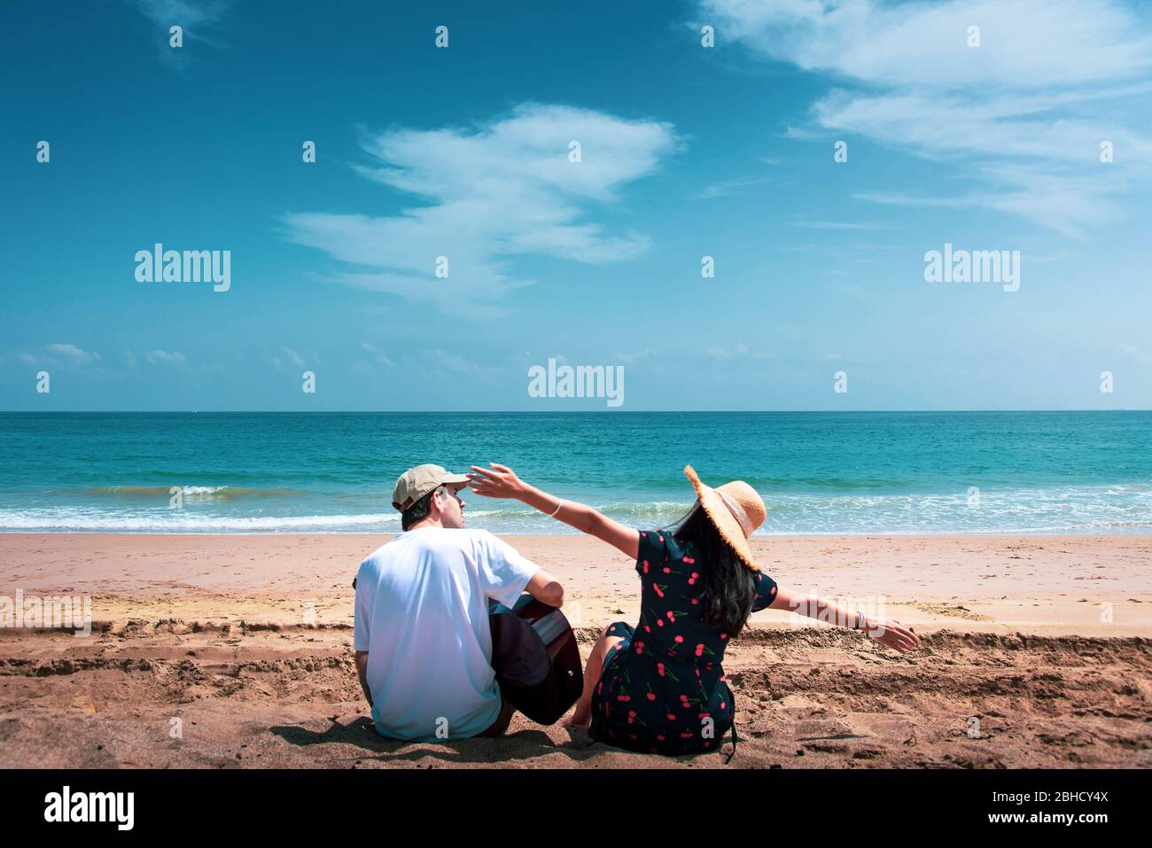 Paar singen und spielen Gitarre kaufen am Strand Sommer Urlaub Stockfoto