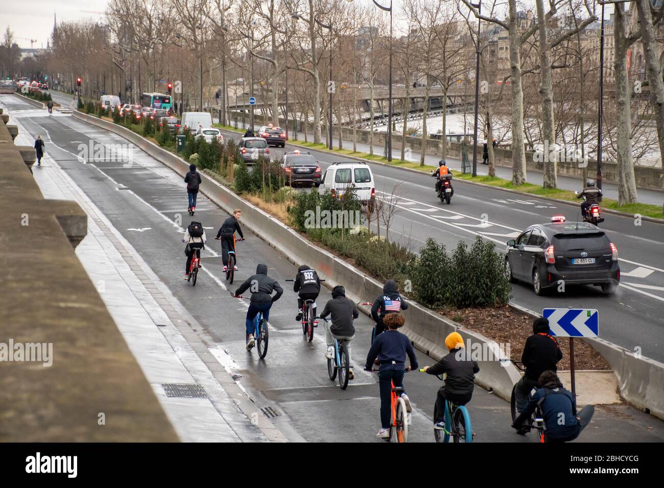 Verkehrsreiche Straße im Zentrum von Paris mit vielen Radfahrern. Stockfoto