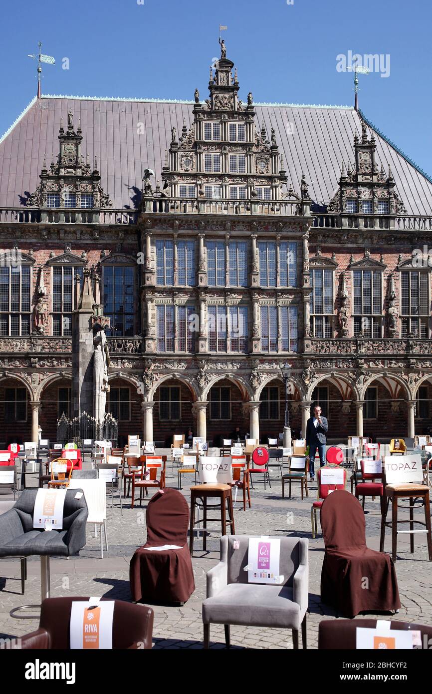 Leere Stühle protestieren von Gastwirten gegen Korona-Schließungen auf dem Bremer Marktplatz, Bremen, Deutschland, Europa Stockfoto