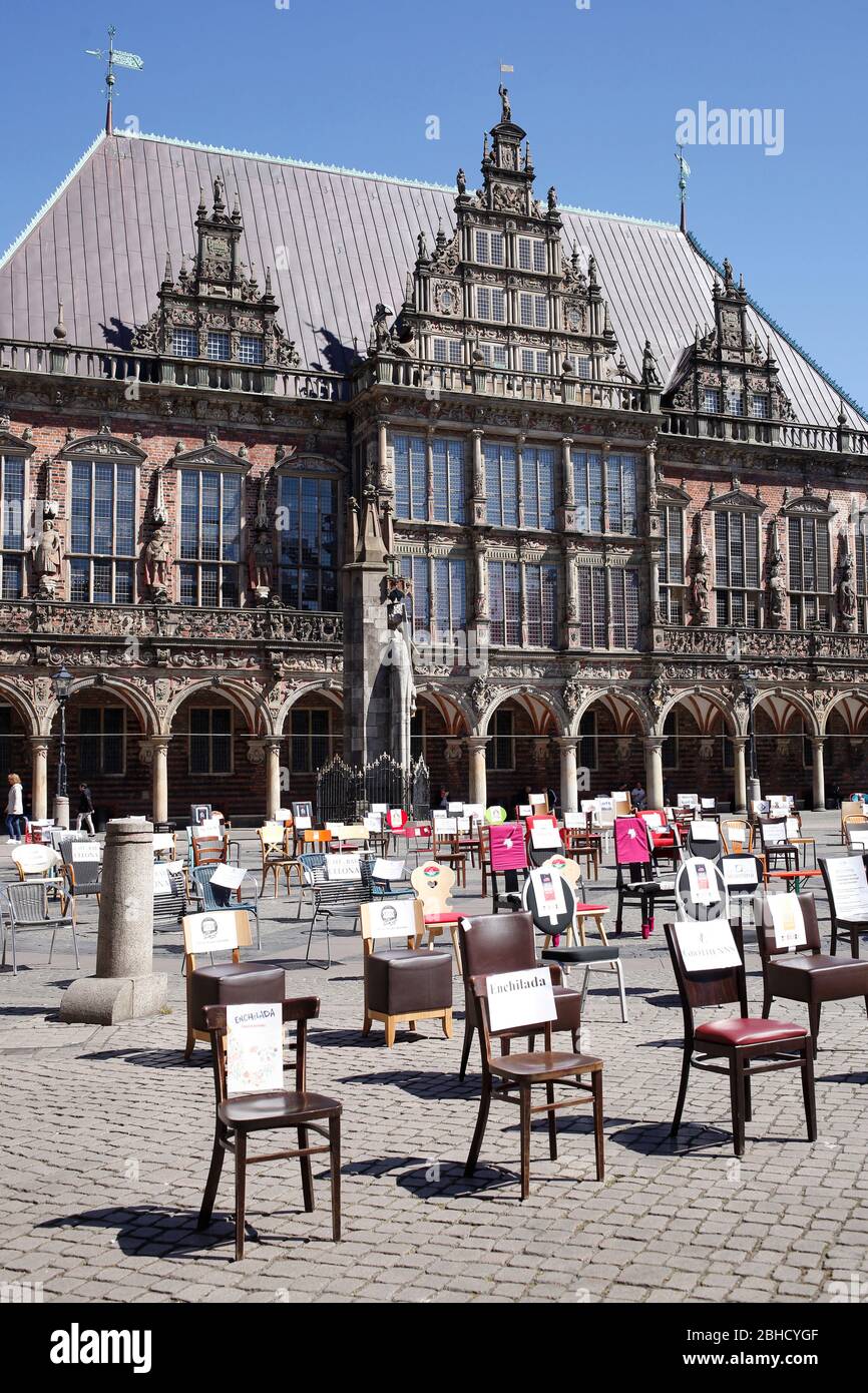 Leere Stühle protestieren von Gastwirten gegen Korona-Schließungen auf dem Bremer Marktplatz, Bremen, Deutschland, Europa Stockfoto
