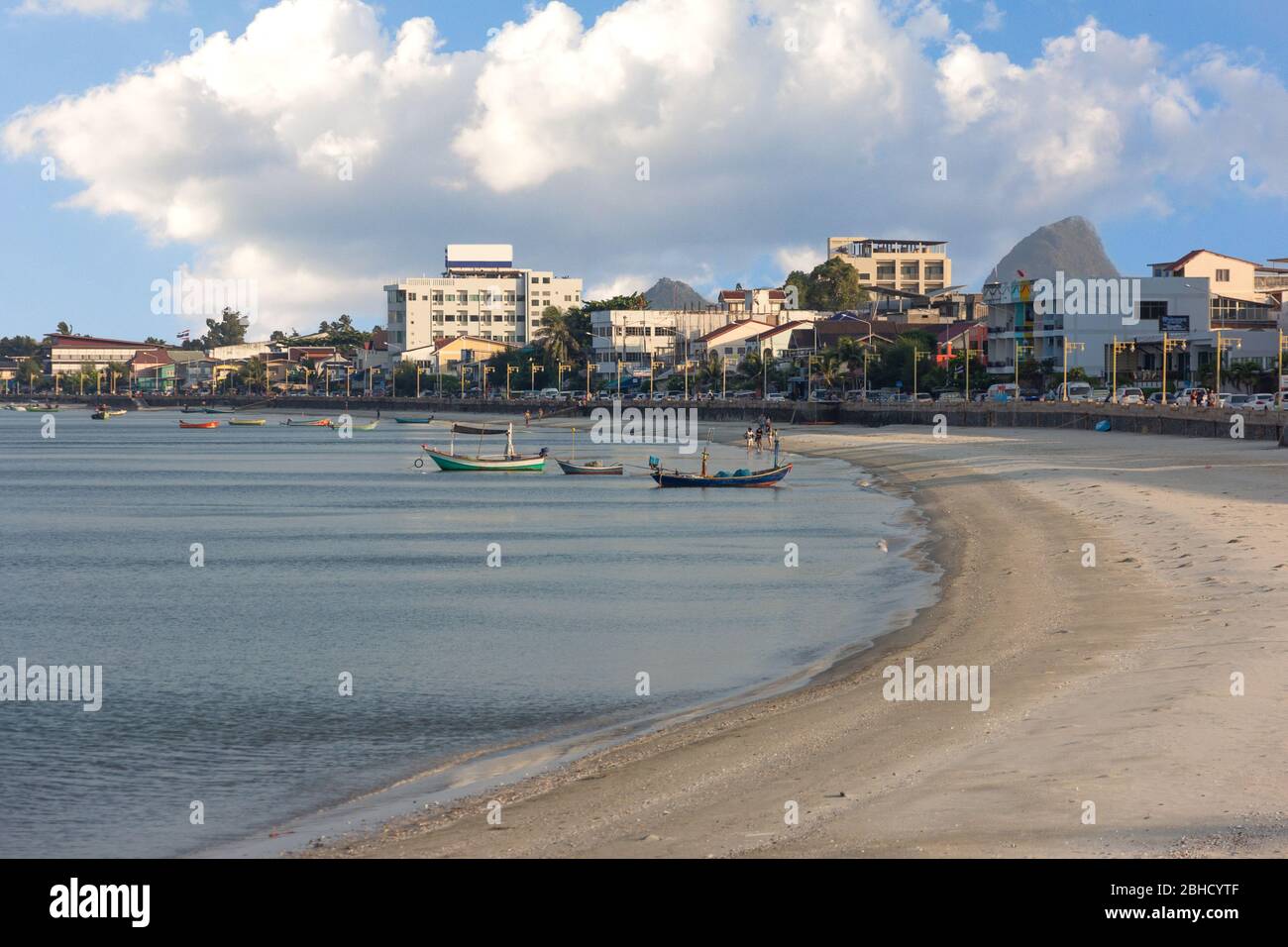 Fischerboote am Golf von Manao, Prachuap Khiri Khan in Thailand. Stockfoto