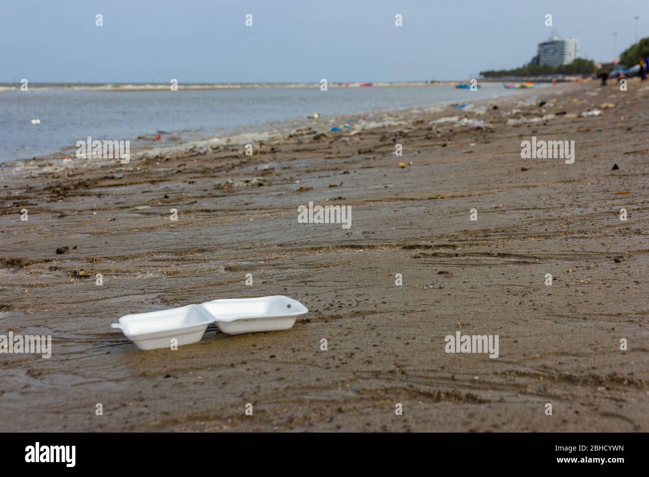 Kunststoff Verschmutzung der Umwelt in Ozean, Umwelt Verschmutzung in den Strand, Plastikflaschen und anderen Müll spült am Strand Stockfoto