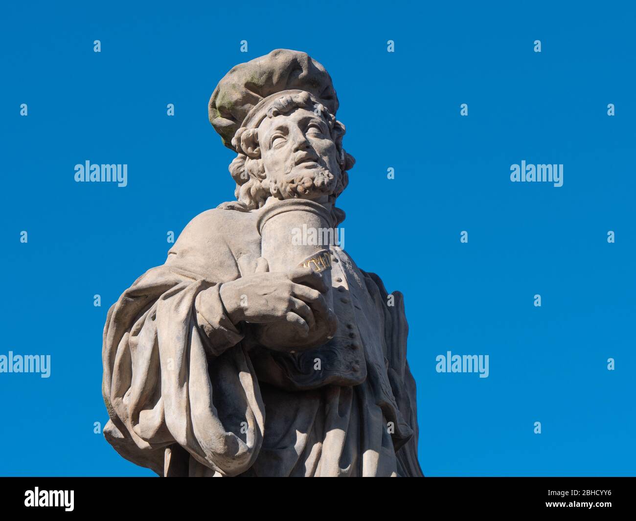 Statue des Heiligen Damian auf der Karlsbrücke, Prag, Tschechische Republik von Jan Oldrich Mayer im Jahre 1709. Heilige Cosmas und Damian, die Schutzheiligen der Ärzte Stockfoto