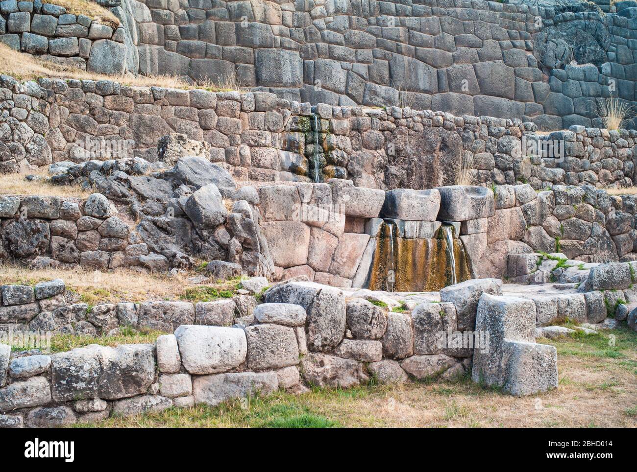 Wassertempel von Tambomachay, das Bad der Inka in der Nähe von Cusco, Peru mit drei kleinen Wasserfällen Stockfoto