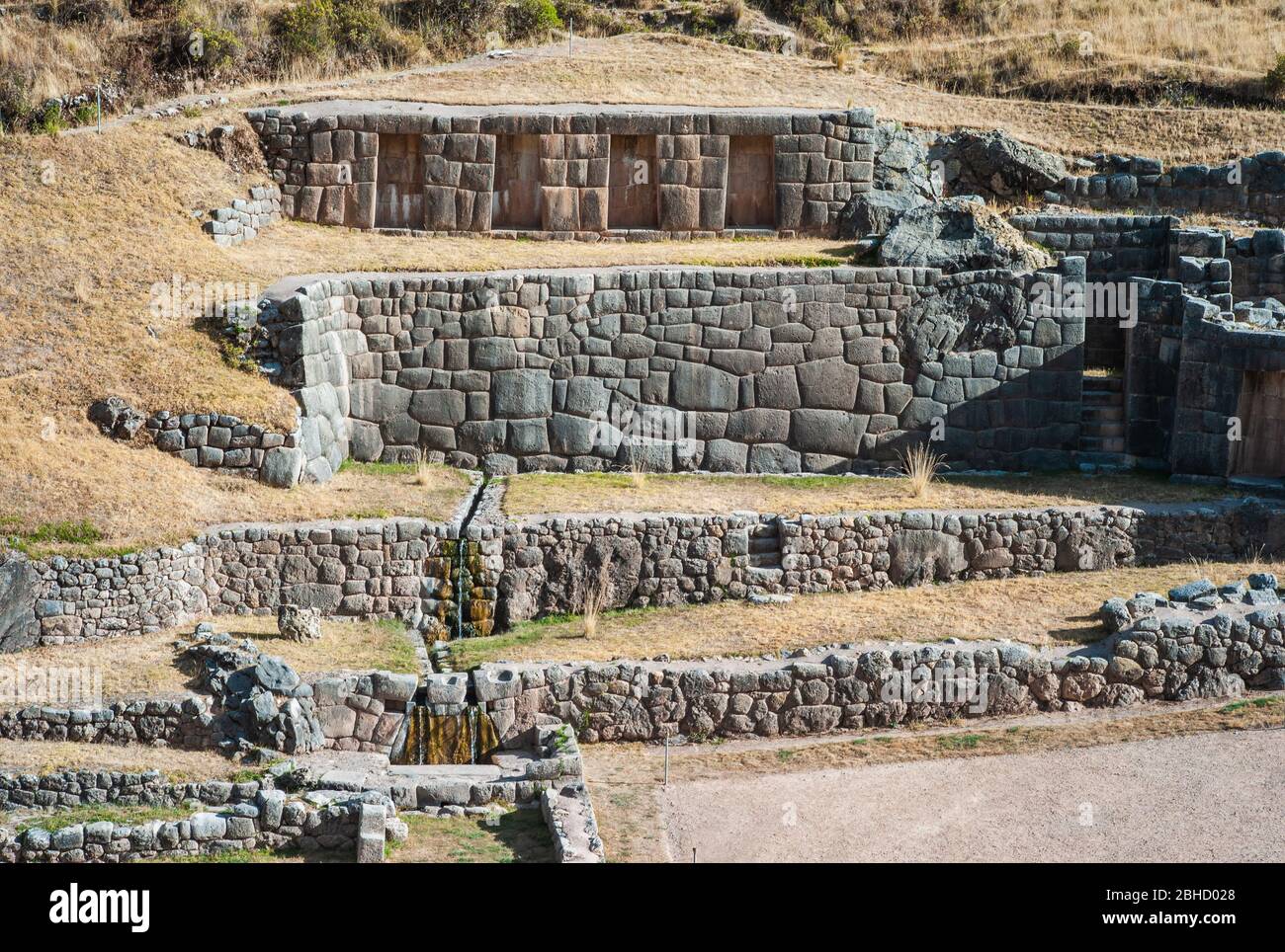 Terrassenförmig angelegte Wassertempel von Tambomachay, das Bad der Inka-Ruinen in der Nähe von Cusco, Peru mit drei kleinen Wasserfällen Stockfoto