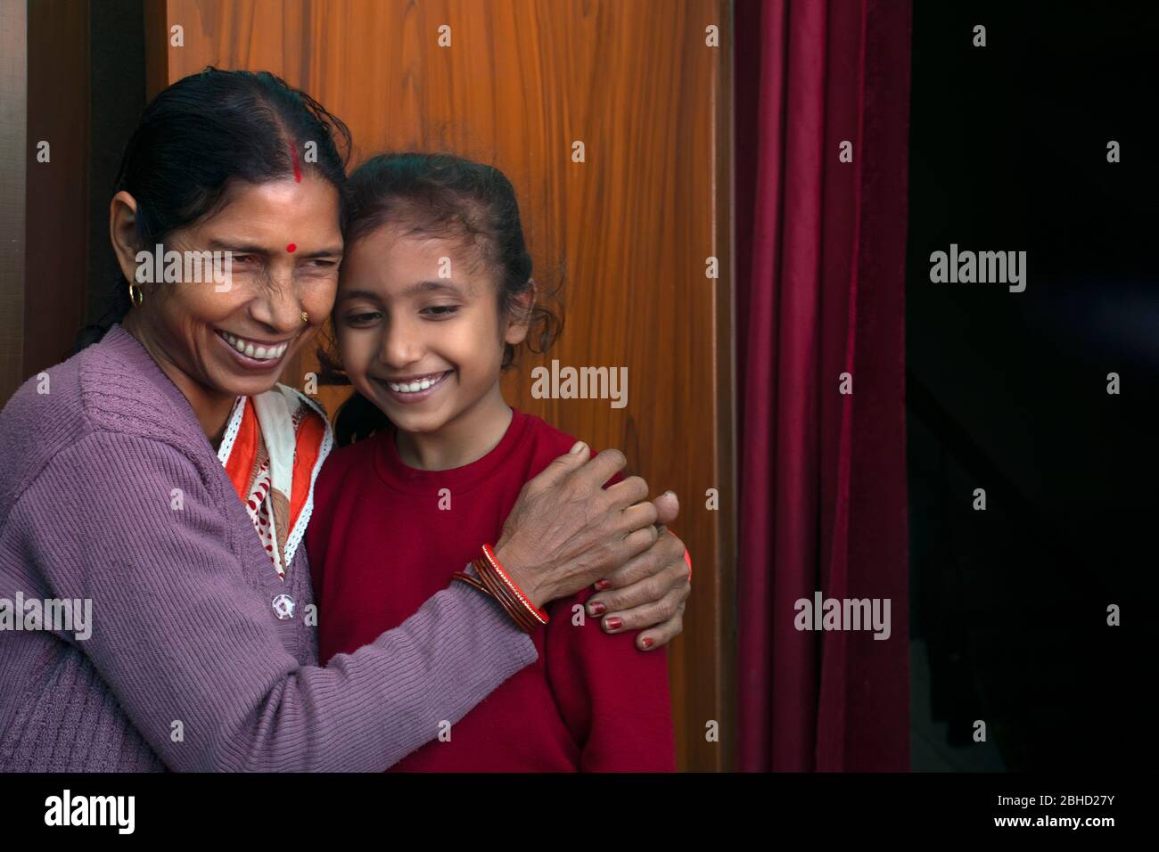 indische Großmutter und Enkelin umarmen sich gegenseitig, Indien Stockfoto