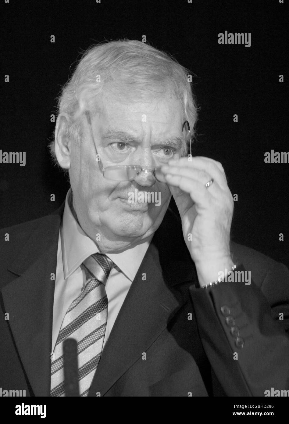 Porträt des ehemaligen Fußballmanagers Lawrence (Lawrie) McMenemy. Stockfoto