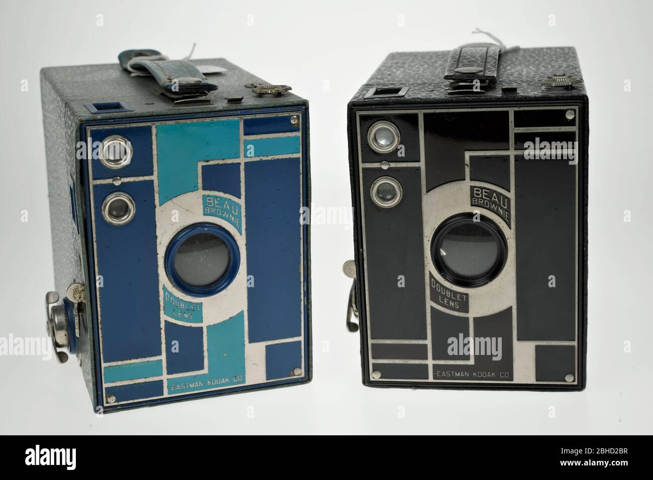 2 Beau Brownie No2 Kodak Boxkameras 1930-33 eine schwarze und eine blaue. Stockfoto