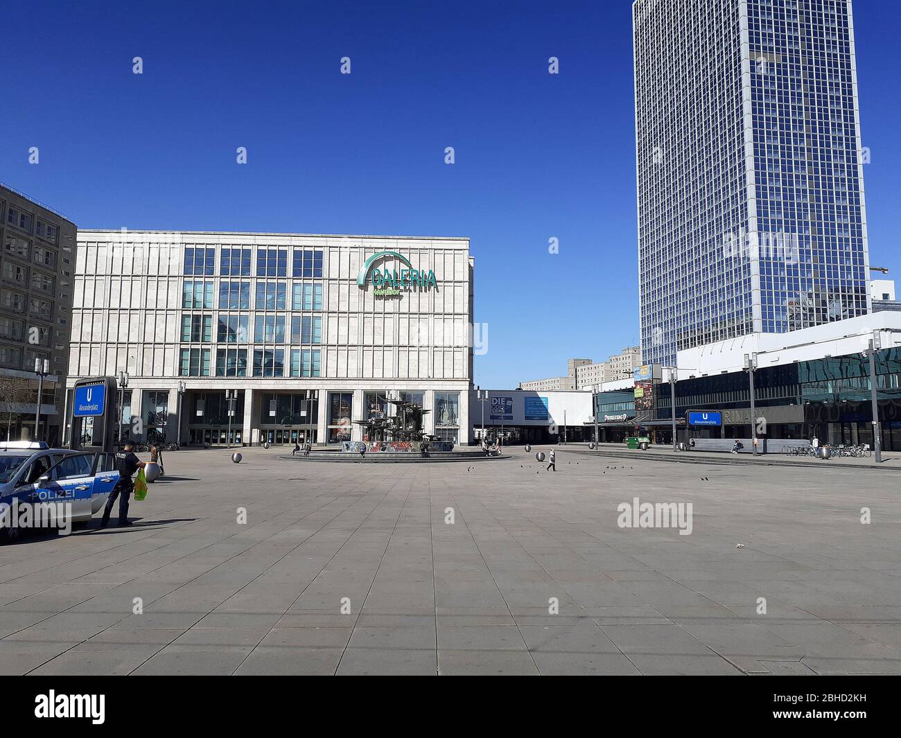 Ein verlassener Alexanderplatz mit der Polizei, die während der Blockadeblockung wegen der Coronavirus-Pandemie keine Gruppentämungen mehr gewährleistet, April 2020, Berlin, Deutschland Stockfoto