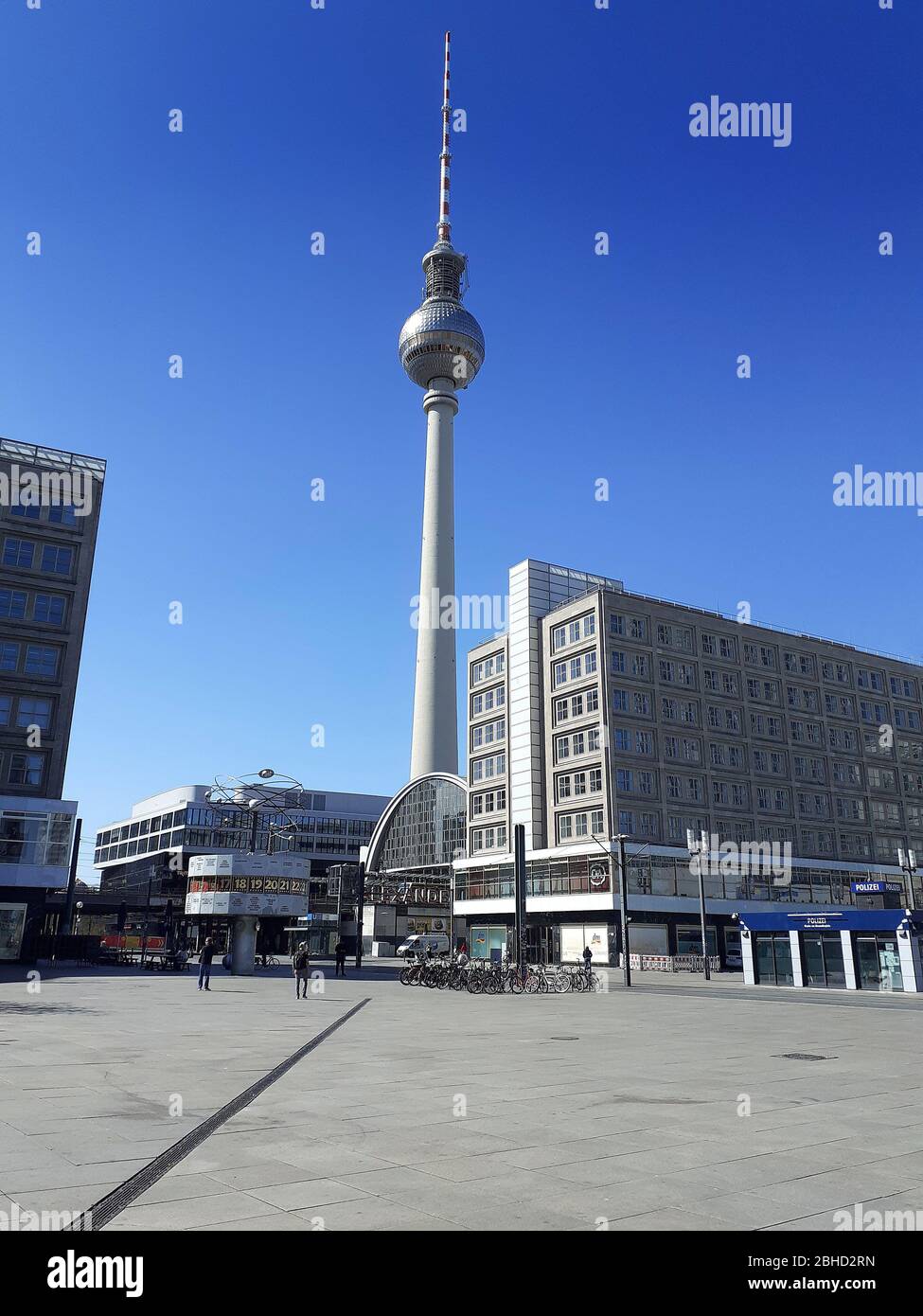 Ein verlassener Alexanderplatz mit der Weltzeituhr, meist Treffpunkt, während der Sperrung durch die Coronavirus-Pandemie, April 2020, Berlin, Deutschland Stockfoto