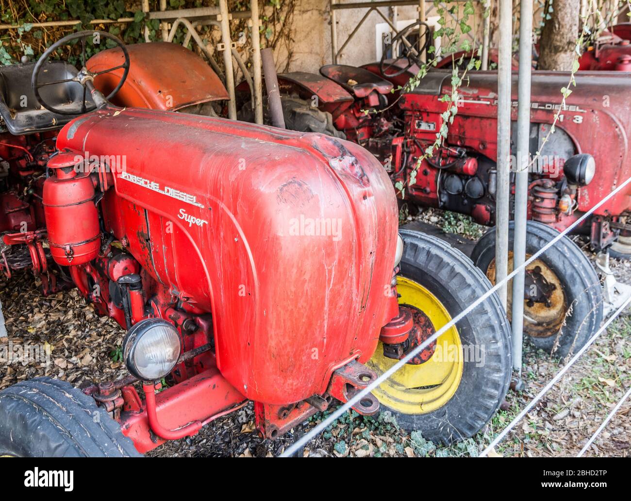 Porsche Diesel Super Old Vintage Red Traktor. Alter Traktor auf einem Bauernhof in Südtirol, Norditalien - Europa, januar 2019 Stockfoto