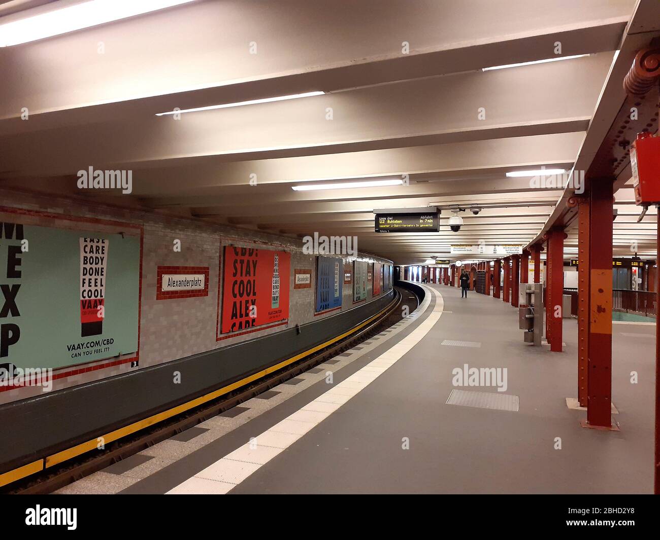 Eine verlassene U-Bahnstation Alexanderplatz, die in der Regel zu den verkehrsreichsten in Berlin gehört, während der Sperrung wegen der Coronavirus-Pandemie, April 2020, Berlin, Deutschland Stockfoto