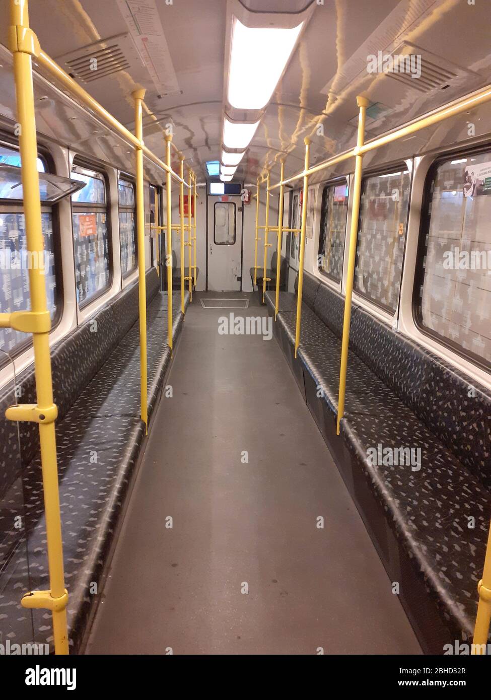Ein verlassene U-Bahn-Wagen während der Sperrung wegen der Coronavirus-Pandemie, April 2020, Berlin, Deutschland Stockfoto