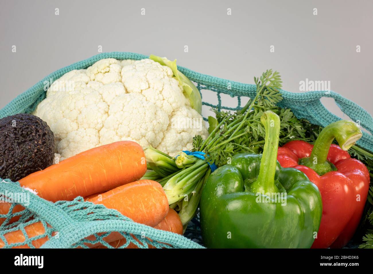 Nahaufnahme von frischem Gemüse in einer Netztasche, wiederverwendbar, nachhaltig, umweltfreundlich, kein Kunststoffkonzept. Verschiedene Gemüse: Paprika, Karotte, Blumenkohl, Stockfoto