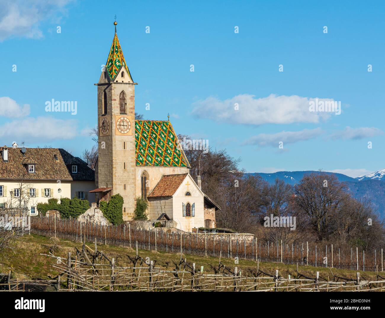 St. Vigilius Kirche in Castelvecchio, Kaltern in Südtirol, Norditalien, Europa. Kirche im gotischen Stil Stockfoto