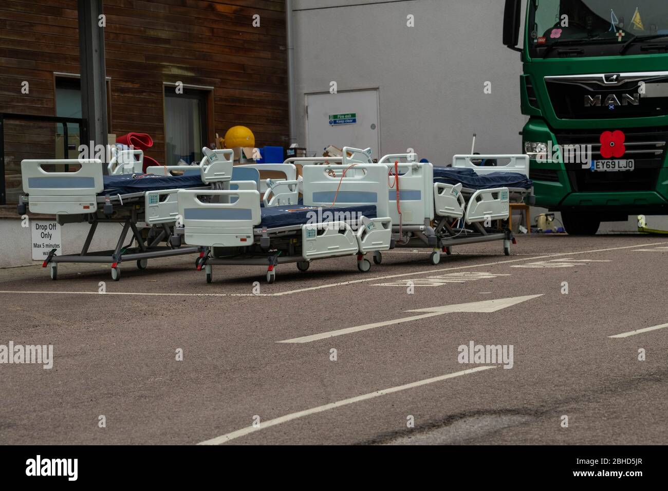 Brentwood Essex, Großbritannien. April 2020. Lokale Freiwillige und NHS-Mitarbeiter laden und entladen Krankenhausbetten und andere Ausrüstung im Brentwood Community Hospital, das als Covid-19-Einrichtung verwendet wird.Quelle: Ian Davidson/Alamy Live News Stockfoto