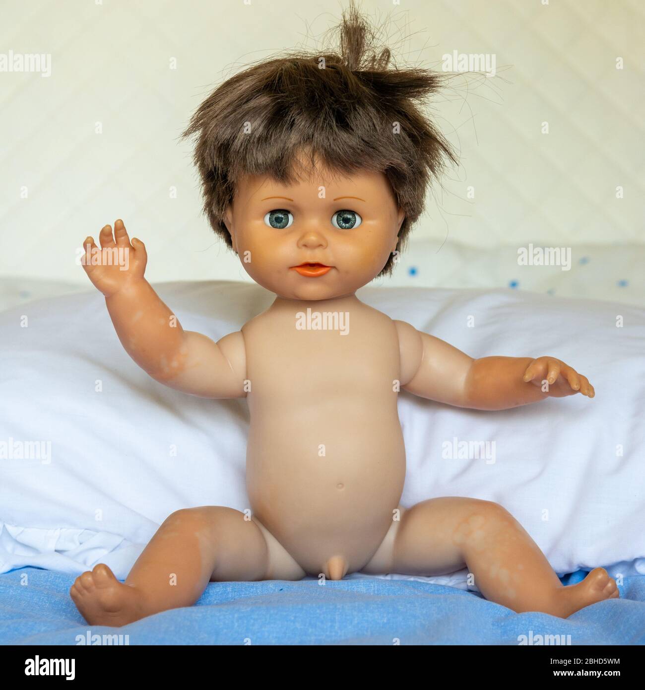 Realistische alte Timmy Tears Puppe aus den 1990er Jahren Stockfoto