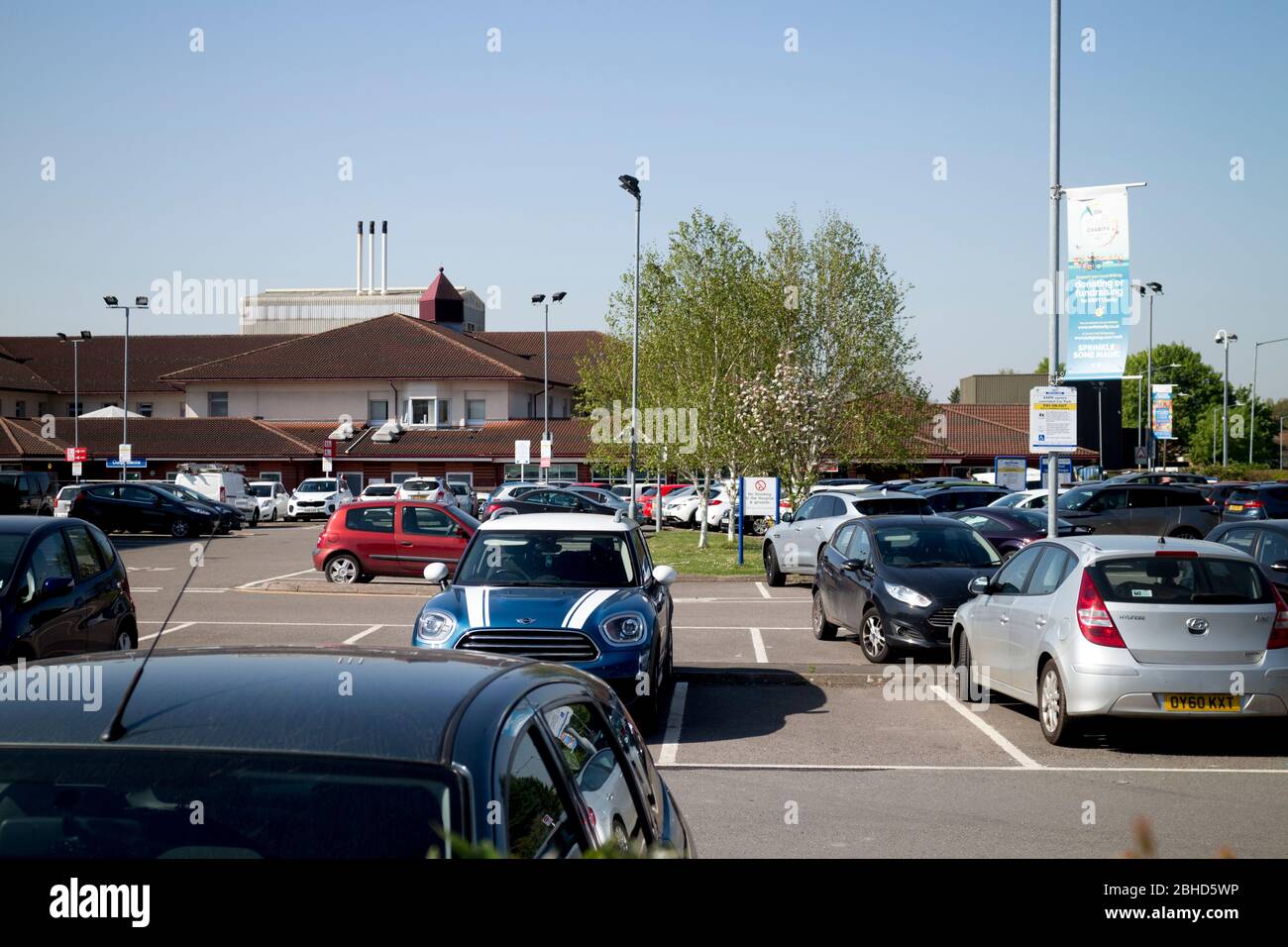 Warwick Hospital und Parkplatz während der Coronavirus-Pandemie 2020, Warwickshire, Großbritannien Stockfoto