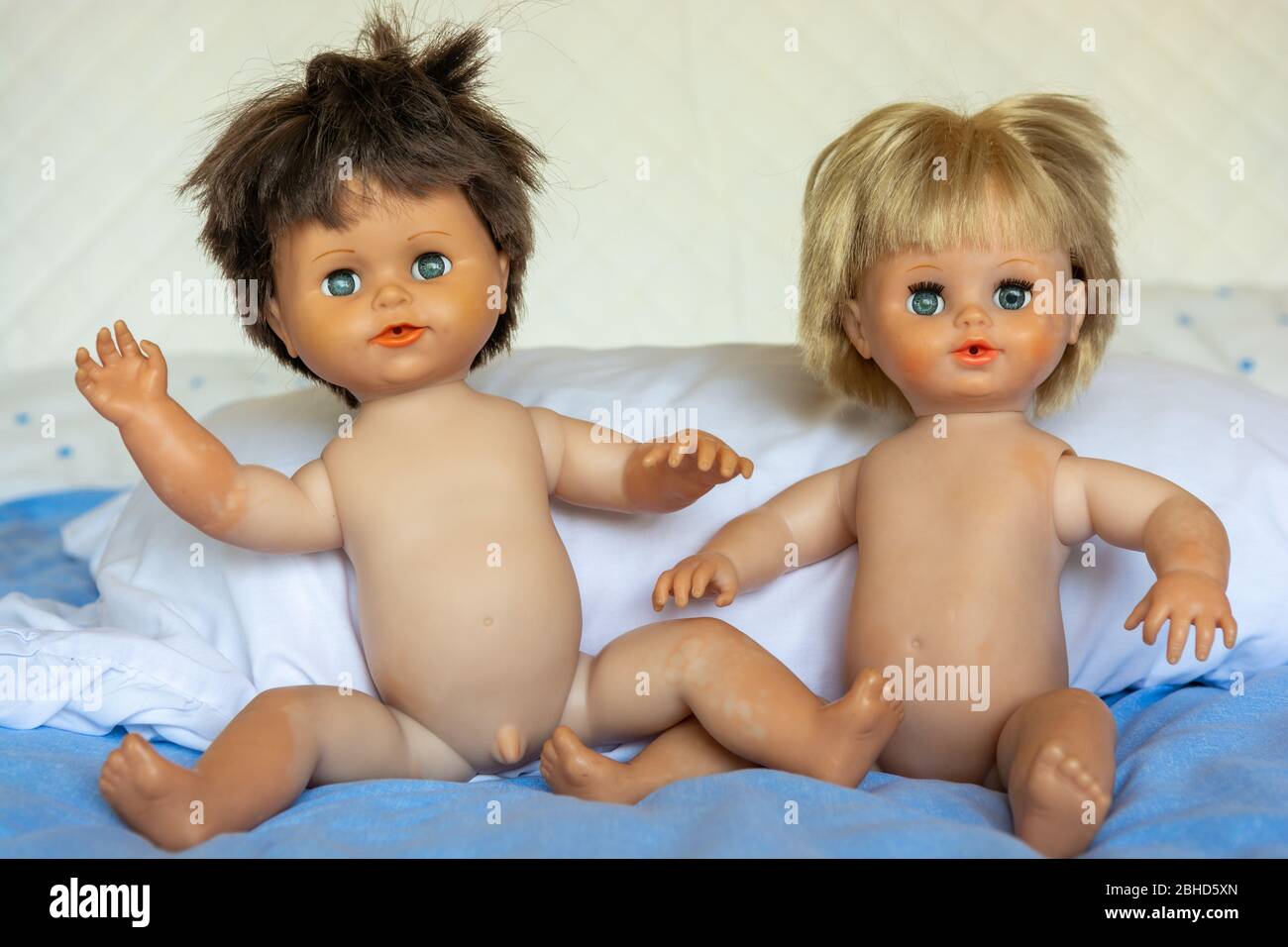 Realistische alte Timmy Tears und winzige Tears Puppen aus den 1990er Jahren Stockfoto
