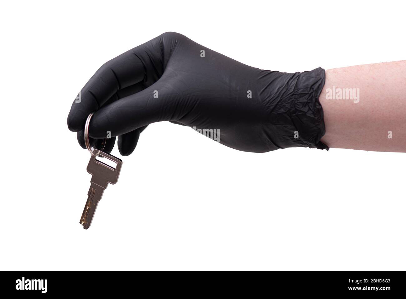 Hand in schwarzem Leder Handschuh mit Schlüssel isoliert auf weißem Hintergrund Stockfoto