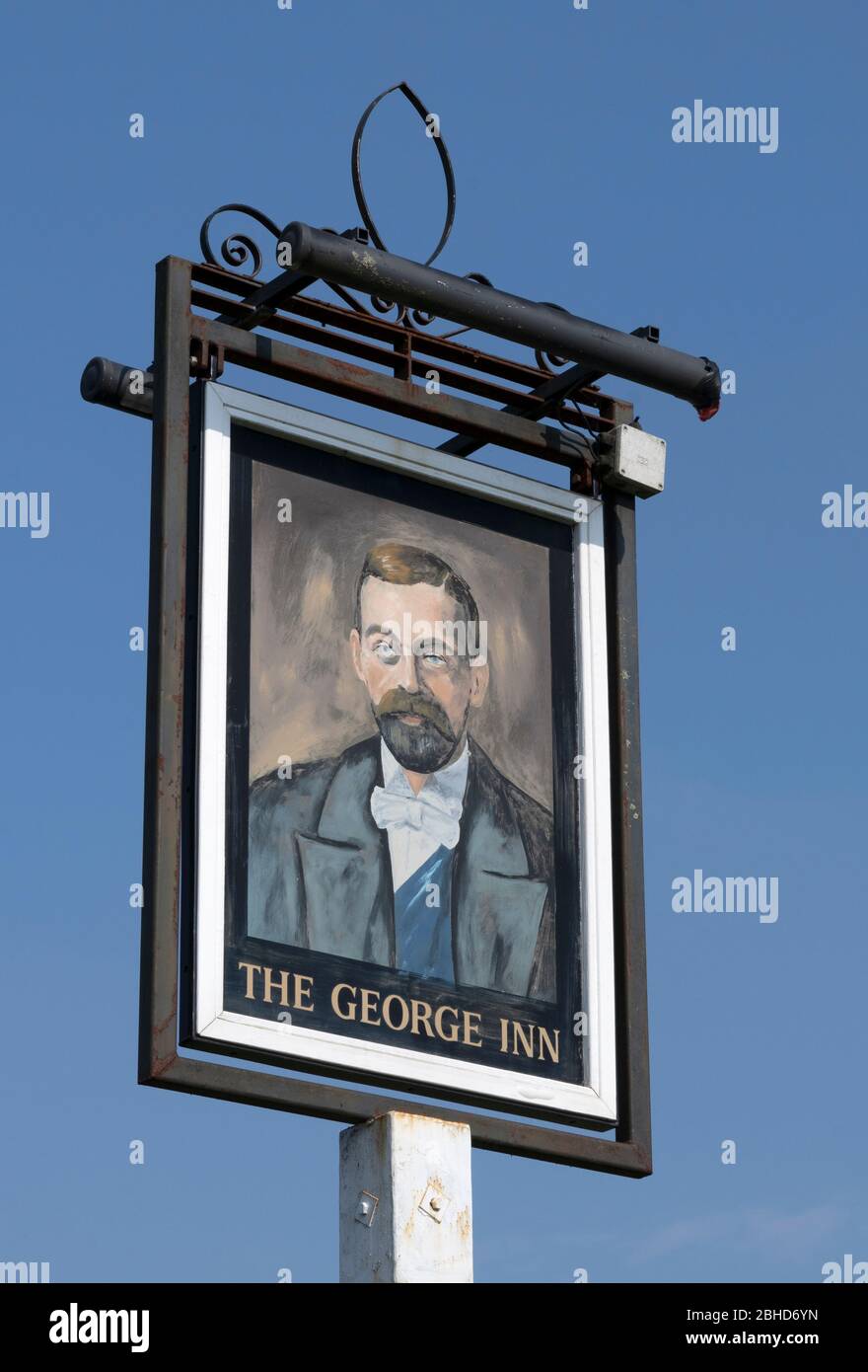 Hängendes Pub-Schild am George Inn, The Crossroads, Farley St, Middle Wallop, Stockbridge, Hampshire, England, Großbritannien Stockfoto