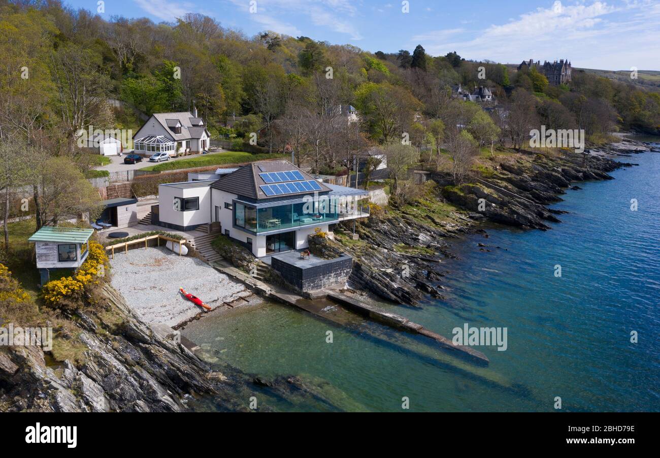 Modernes Luxus loch Side Ferienhaus namens Cape Cove im Dorf Cove, Argyll & Bute, Schottland, Großbritannien. Haus als Drehort in BBC 1 Drama The Nest Stockfoto