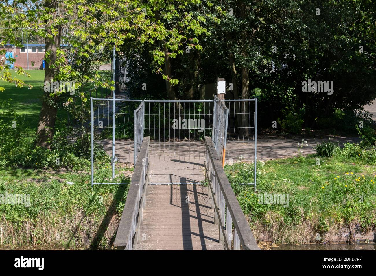 Sportpark Geschlossen, Weil Menschen Noch Verwenden Sie Diese Während Der Corona Virus Ausbruch In Amsterdam Die Niederlande 2020 Stockfoto