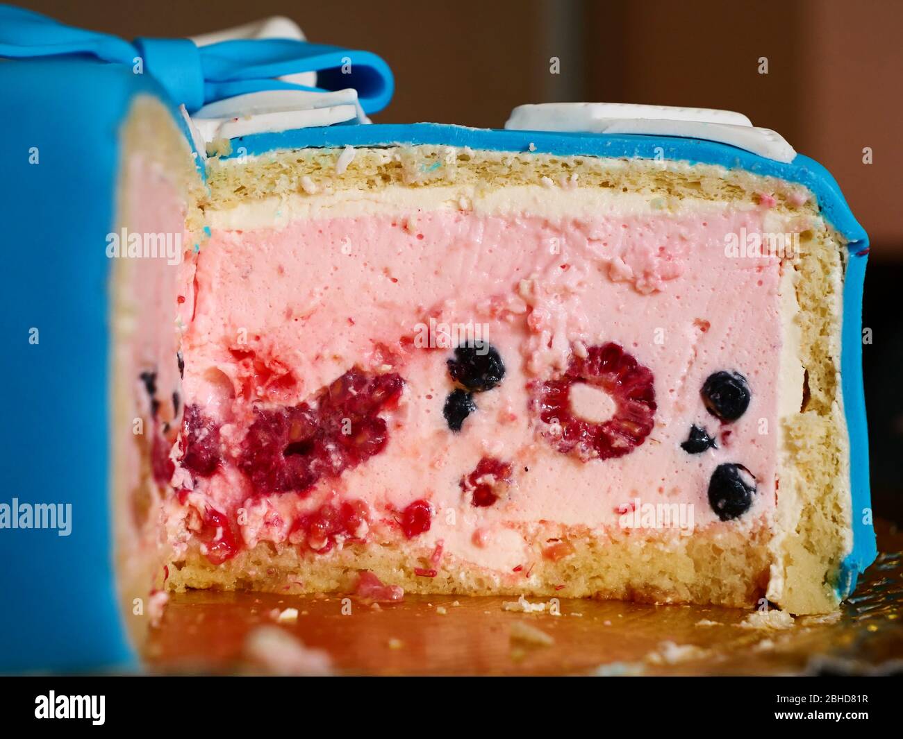 Leckere Geburtstagstorte mit Waldfrüchten Stockfoto