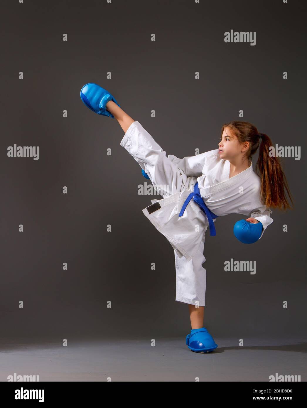 Mädchen Karate in Kimono Stockfoto