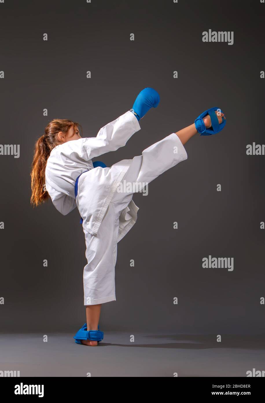 Mädchen Karate in Kimono Stockfoto