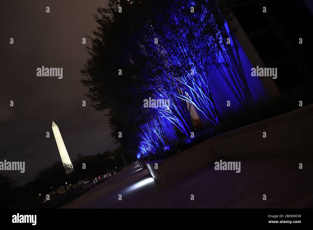 Washington DC, USA. April 2020. Smithsonian Museen und Gebäude gehen blau zu Ehren der Beschäftigten im Gesundheitswesen am 24. April 2020 in Washington, DC Quelle: Mpi34/Media Punch/Alamy Live News Stockfoto
