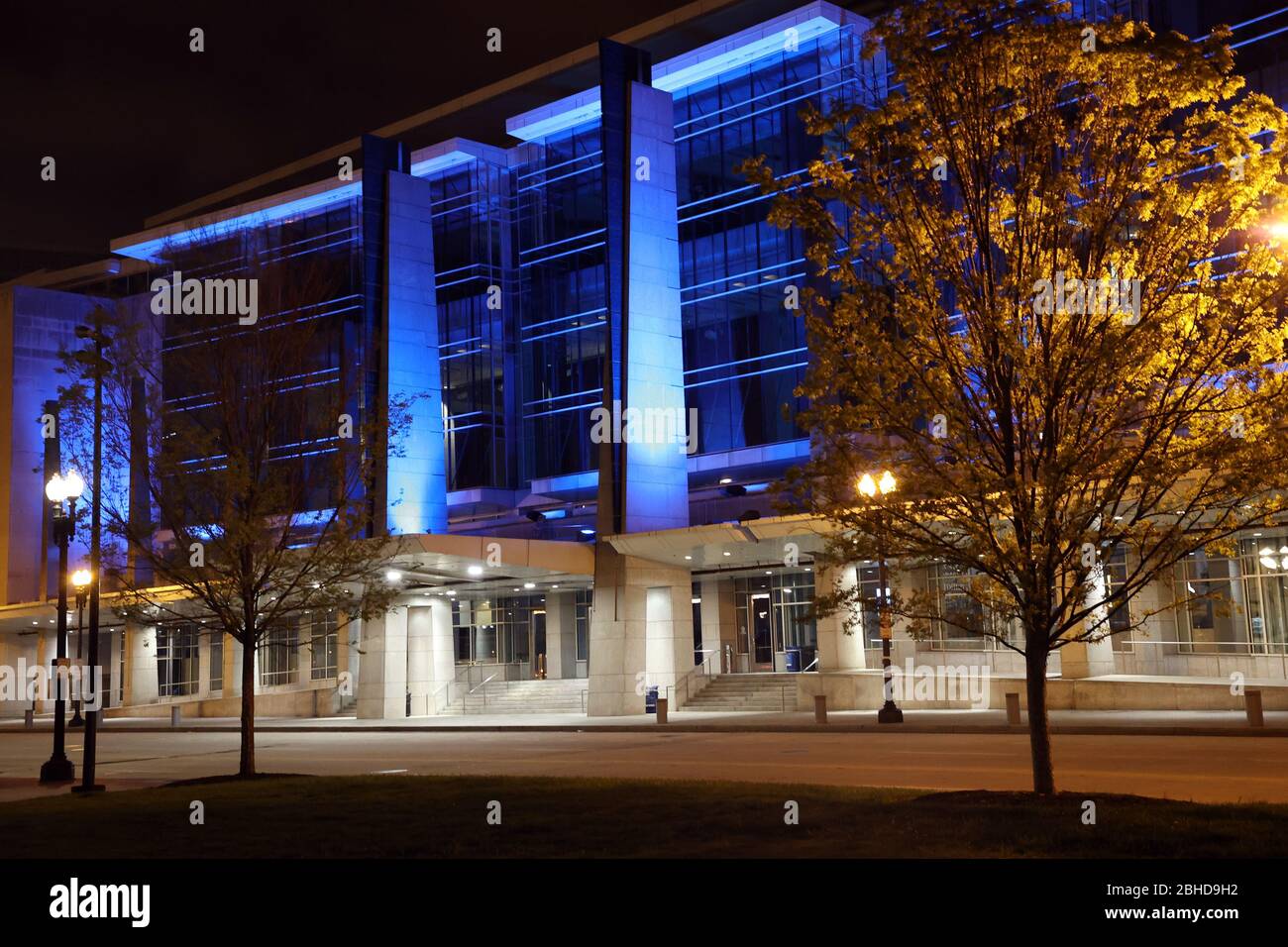 Washington DC, USA. April 2020. Smithsonian Museen und Gebäude gehen blau zu Ehren der Beschäftigten im Gesundheitswesen am 24. April 2020 in Washington, DC Quelle: Mpi34/Media Punch/Alamy Live News Stockfoto