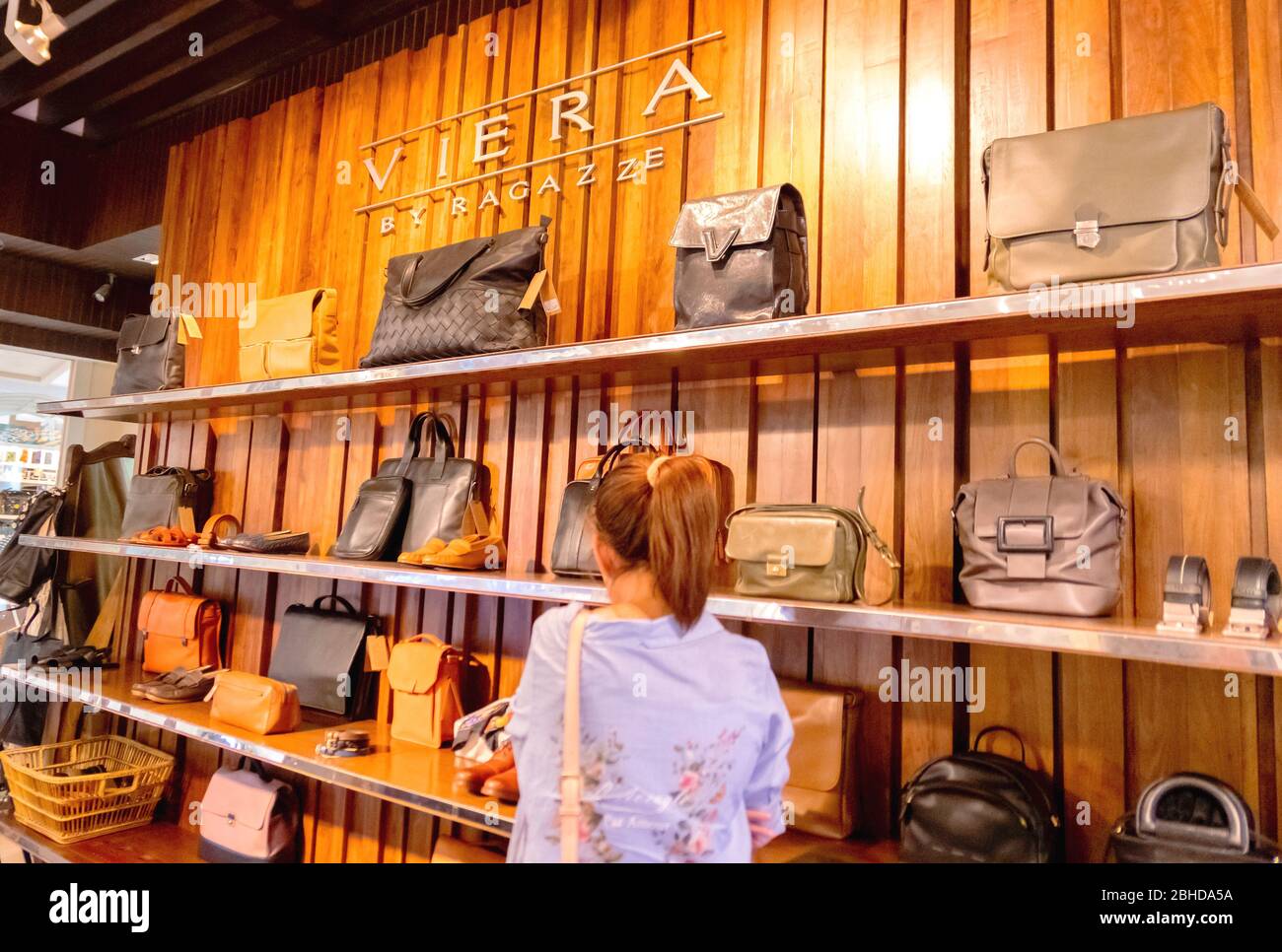 Leather bag shop -Fotos und -Bildmaterial in hoher Auflösung – Alamy