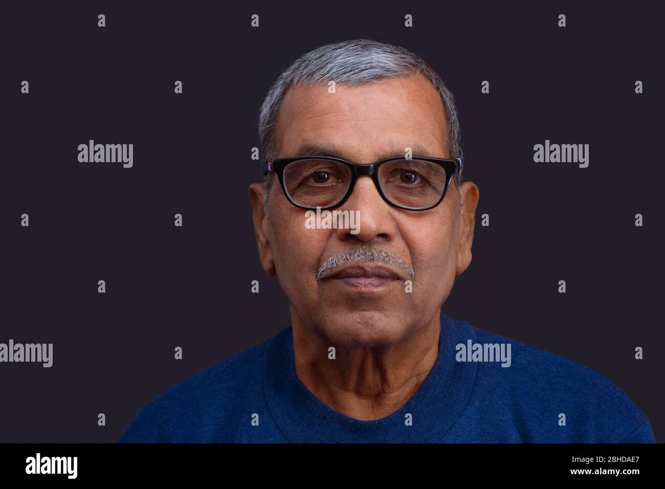 Close-up Portrait von senior glücklich über schwarzen Hintergrund Stockfoto